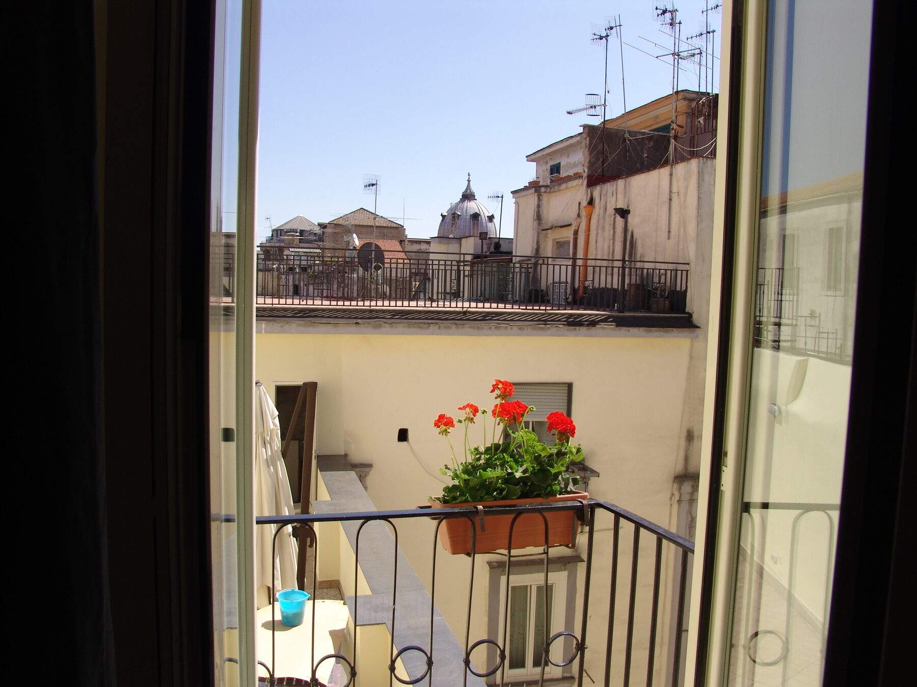 Vista dalla terrazza su Via Loffredi verso le cupole di Napoli